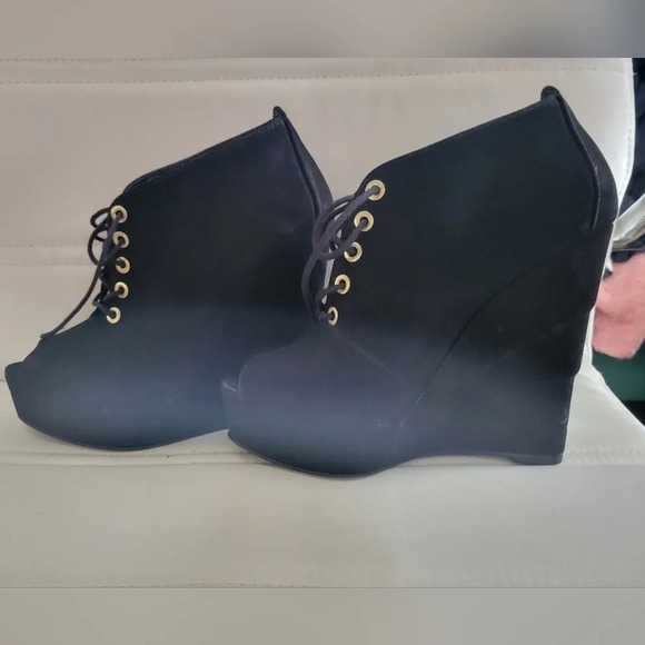 Diane von Furstenberg Black Suede Lace Up Peep Toe Platform Bootie Wedges, Sz 7. - Picture 4 of 5